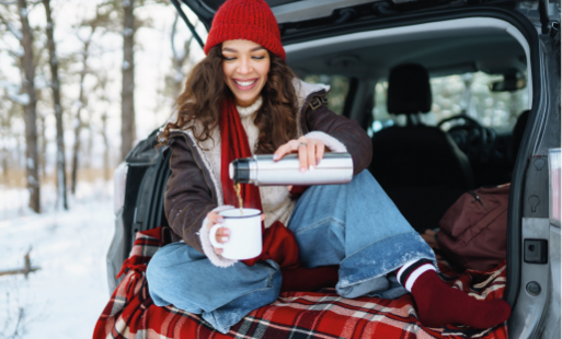 zadowolona dziewczyna z kubkiem gorącej herbaty w ręku