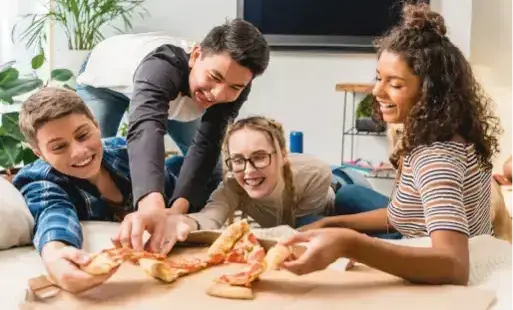 Grafika promocyjna Konta DEBIUT-18 – oferta dla młodzieży w wieku 0-18 lat w Banku Spółdzielczym w Chodzieży, z promocją „Otwórz konto i odbierz 100 zł”, wygodne bankowanie dla młodych