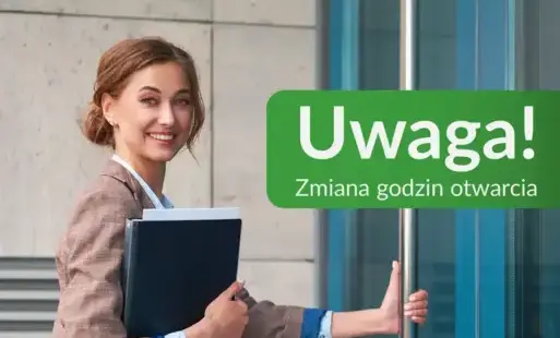 Kobieta otwierająca drzwi 